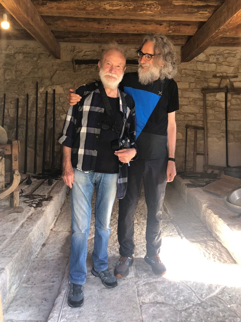 Angelo-Chemin-e-Ivano-Costenaro-nella-stalla-fienile-oggi-museo-etnografico-del-territorio