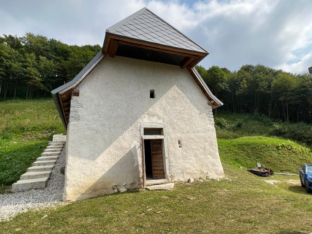 Stalla-fienile-della-Casera-Costenaro-facciata