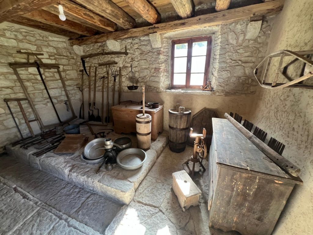 Stalla-fienile-della-Casera-Costenaro-oggi-museo-etnografico-del-territorio-1