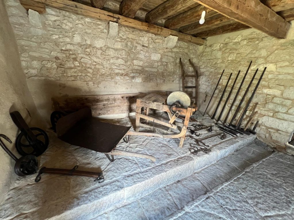 Stalla-fienile-della-Casera-Costenaro-oggi-museo-etnografico-del-territorio-2